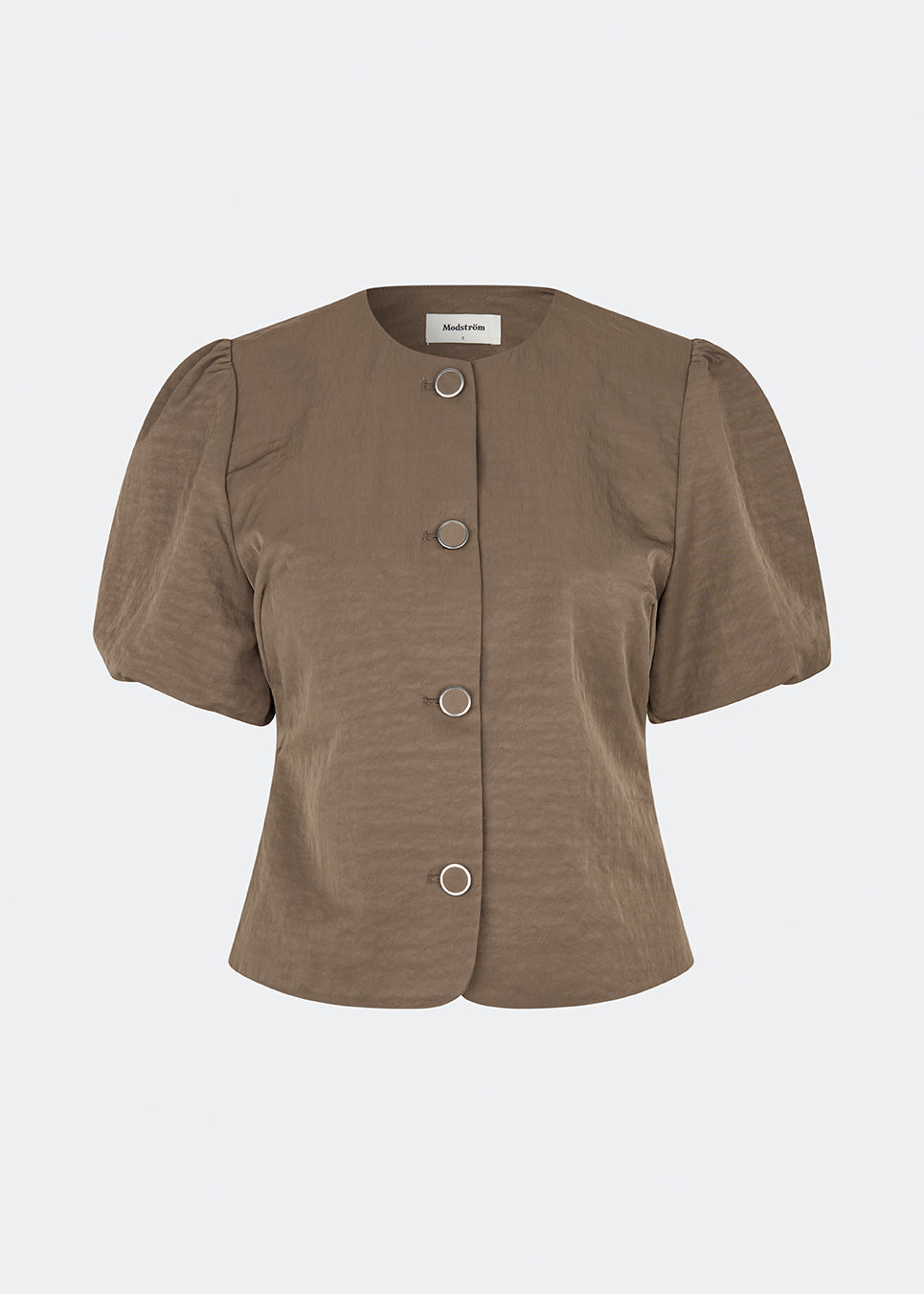 Moderne og feminin blazer. Cirkelmd SS blazer er fremstillet i 100% genanvendt nylon og designet med korte puffærmer, rund hals og markante knapdetaljer, der giver et sofistikeret udtryk. Perfekt som et stilfuldt statement-piece til både hverdag og særlige anledninger.