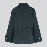 Kort trenchcoat i mørkeblå i bomuldskvalitet med skjult knaplukning fortil. Clara jacket har en oversize silhuet og klassiske detaljer. Med for.