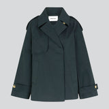 Kort trenchcoat i mørkeblå i bomuldskvalitet med skjult knaplukning fortil. Clara jacket har en oversize silhuet og klassiske detaljer. Med for.