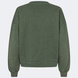 Oversized sweatshirt i en blød bomuldsblanding. ClaudetteMD Sweat har en afslappet pasform med rund halsudskæring, dropped shoulders og ribkanter ved hals, manchetter og forneden. Et broderet Modström-logo på brystet tilfører et diskret signaturdetalje, mens det enkle design gør den til en alsidig hverdagsfavorit.