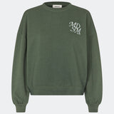 Oversized sweatshirt i en blød bomuldsblanding. ClaudetteMD Sweat har en afslappet pasform med rund halsudskæring, dropped shoulders og ribkanter ved hals, manchetter og forneden. Et broderet Modström-logo på brystet tilfører et diskret signaturdetalje, mens det enkle design gør den til en alsidig hverdagsfavorit.