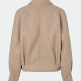 Kort uldjakke med et tidløst og sofistikeret udtryk. Cleamd jacket har en afslappet, let boxy silhuet med dobbeltradet knaplukning, klassisk krave og raglanærmer, der giver et blødt og komfortabelt fit. Diskrete stiklommer og rene linjer understreger det minimalistiske design, mens den korte længde gør jakken ideel til både hverdagsbrug og mere elegante outfits.