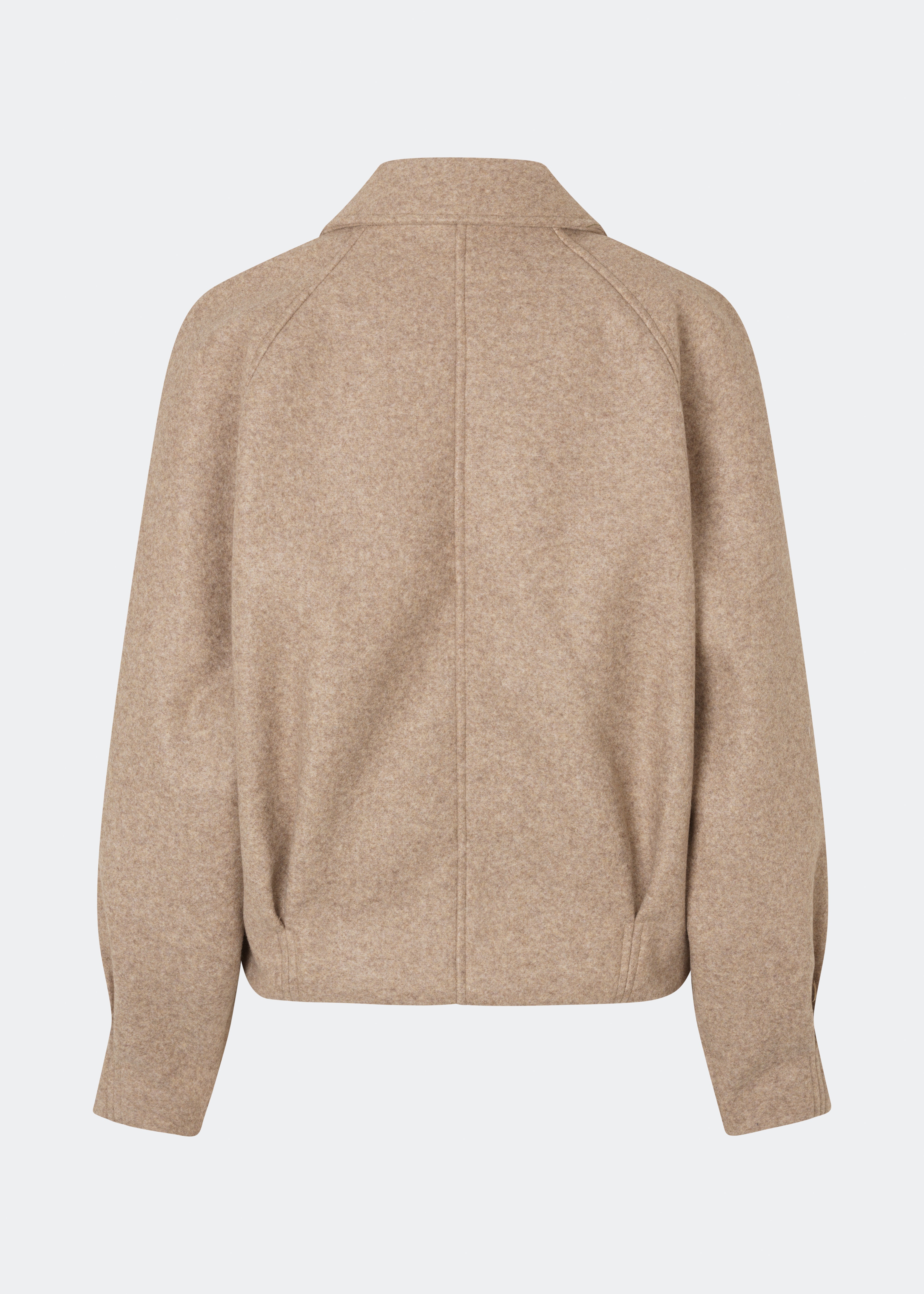 Kort uldjakke med et tidløst og sofistikeret udtryk. Cleamd jacket har en afslappet, let boxy silhuet med dobbeltradet knaplukning, klassisk krave og raglanærmer, der giver et blødt og komfortabelt fit. Diskrete stiklommer og rene linjer understreger det minimalistiske design, mens den korte længde gør jakken ideel til både hverdagsbrug og mere elegante outfits.
