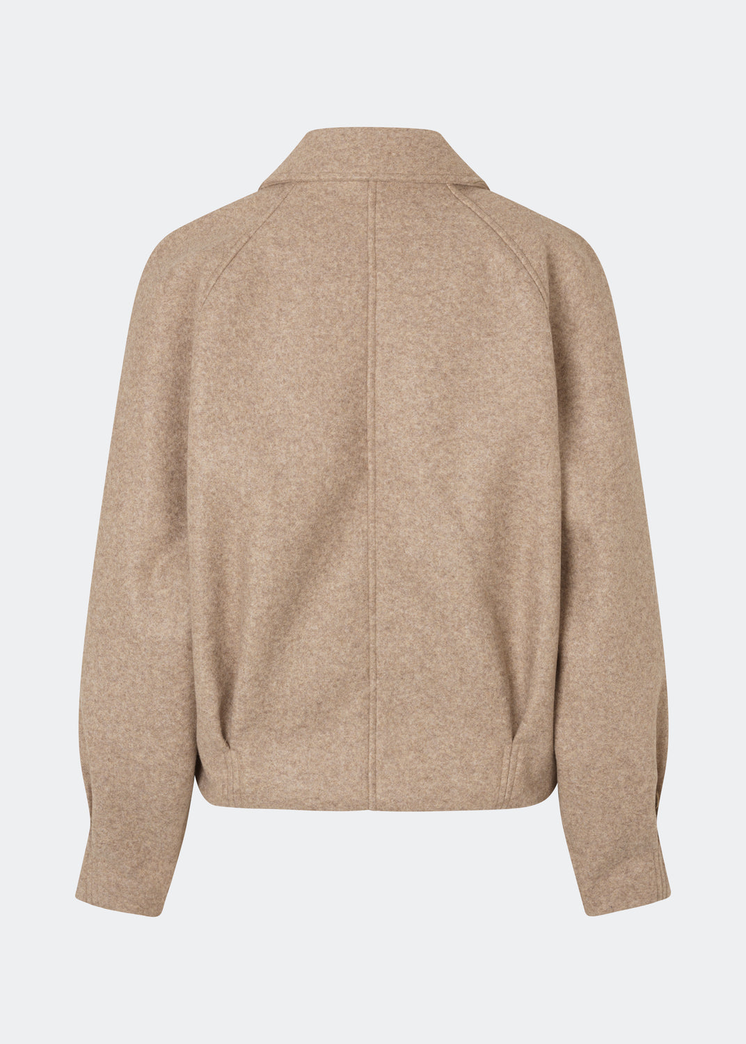 Kort uldjakke med et tidløst og sofistikeret udtryk. Cleamd jacket har en afslappet, let boxy silhuet med dobbeltradet knaplukning, klassisk krave og raglanærmer, der giver et blødt og komfortabelt fit. Diskrete stiklommer og rene linjer understreger det minimalistiske design, mens den korte længde gør jakken ideel til både hverdagsbrug og mere elegante outfits.