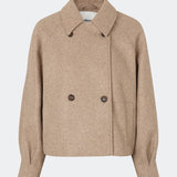 Kort uldjakke med et tidløst og sofistikeret udtryk. Cleamd jacket har en afslappet, let boxy silhuet med dobbeltradet knaplukning, klassisk krave og raglanærmer, der giver et blødt og komfortabelt fit. Diskrete stiklommer og rene linjer understreger det minimalistiske design, mens den korte længde gør jakken ideel til både hverdagsbrug og mere elegante outfits.