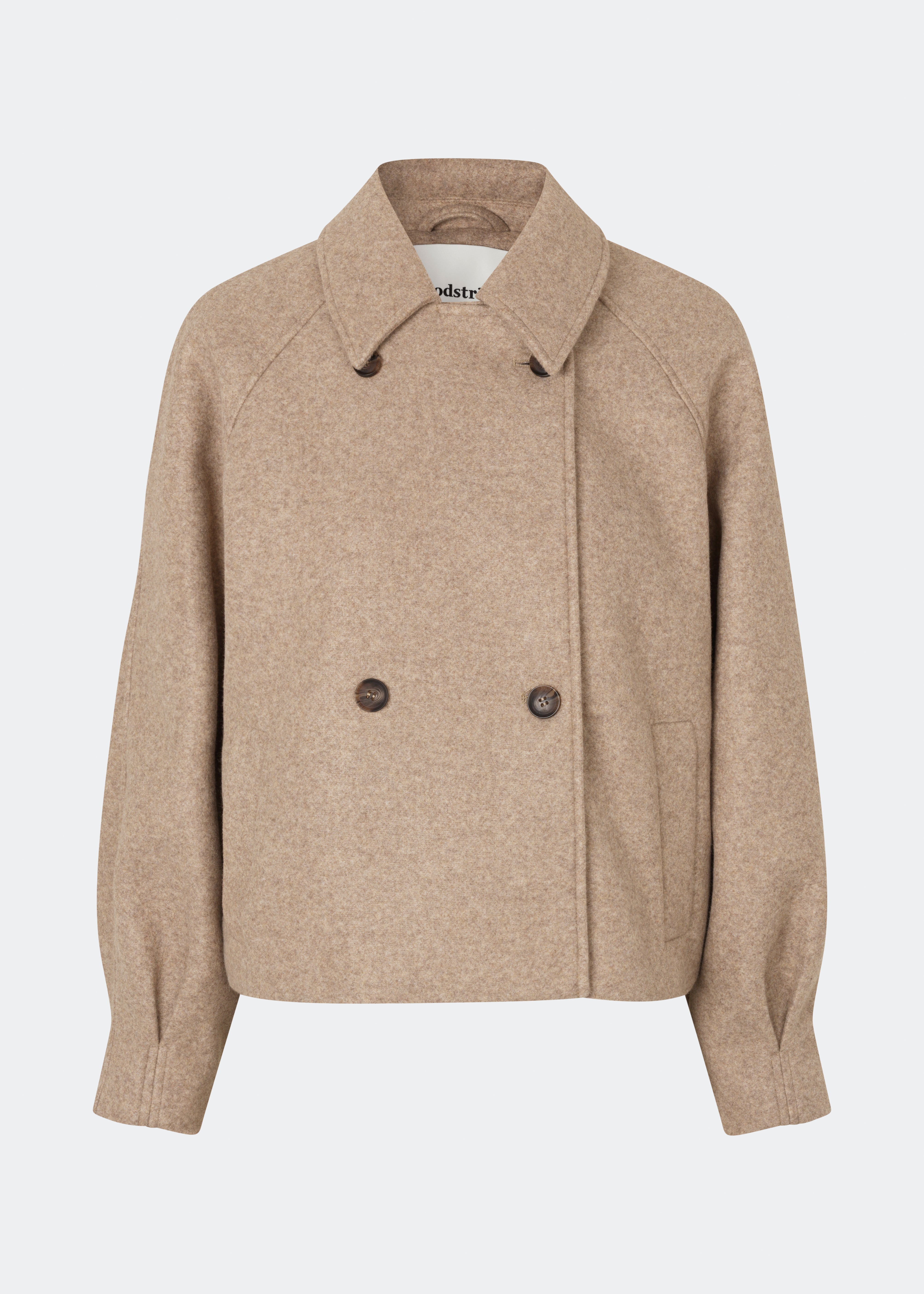 Kort uldjakke med et tidløst og sofistikeret udtryk. Cleamd jacket har en afslappet, let boxy silhuet med dobbeltradet knaplukning, klassisk krave og raglanærmer, der giver et blødt og komfortabelt fit. Diskrete stiklommer og rene linjer understreger det minimalistiske design, mens den korte længde gør jakken ideel til både hverdagsbrug og mere elegante outfits.