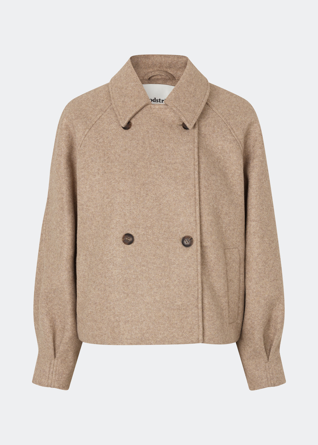 Kort uldjakke med et tidløst og sofistikeret udtryk. Cleamd jacket har en afslappet, let boxy silhuet med dobbeltradet knaplukning, klassisk krave og raglanærmer, der giver et blødt og komfortabelt fit. Diskrete stiklommer og rene linjer understreger det minimalistiske design, mens den korte længde gør jakken ideel til både hverdagsbrug og mere elegante outfits.