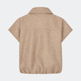 Kort uldvest med et moderne og afslappet udtryk. Cleamd vest har en boxy silhuet med korte, brede ærmer, klassisk krave og trykknaplukning foran. De diskrete stiklommer og den elastiske kant forneden giver et blødt, afrundet fald og en komfortabel pasform. Perfekt som et let lag over strik, skjorter eller kjoler i overgangssæsonerne.