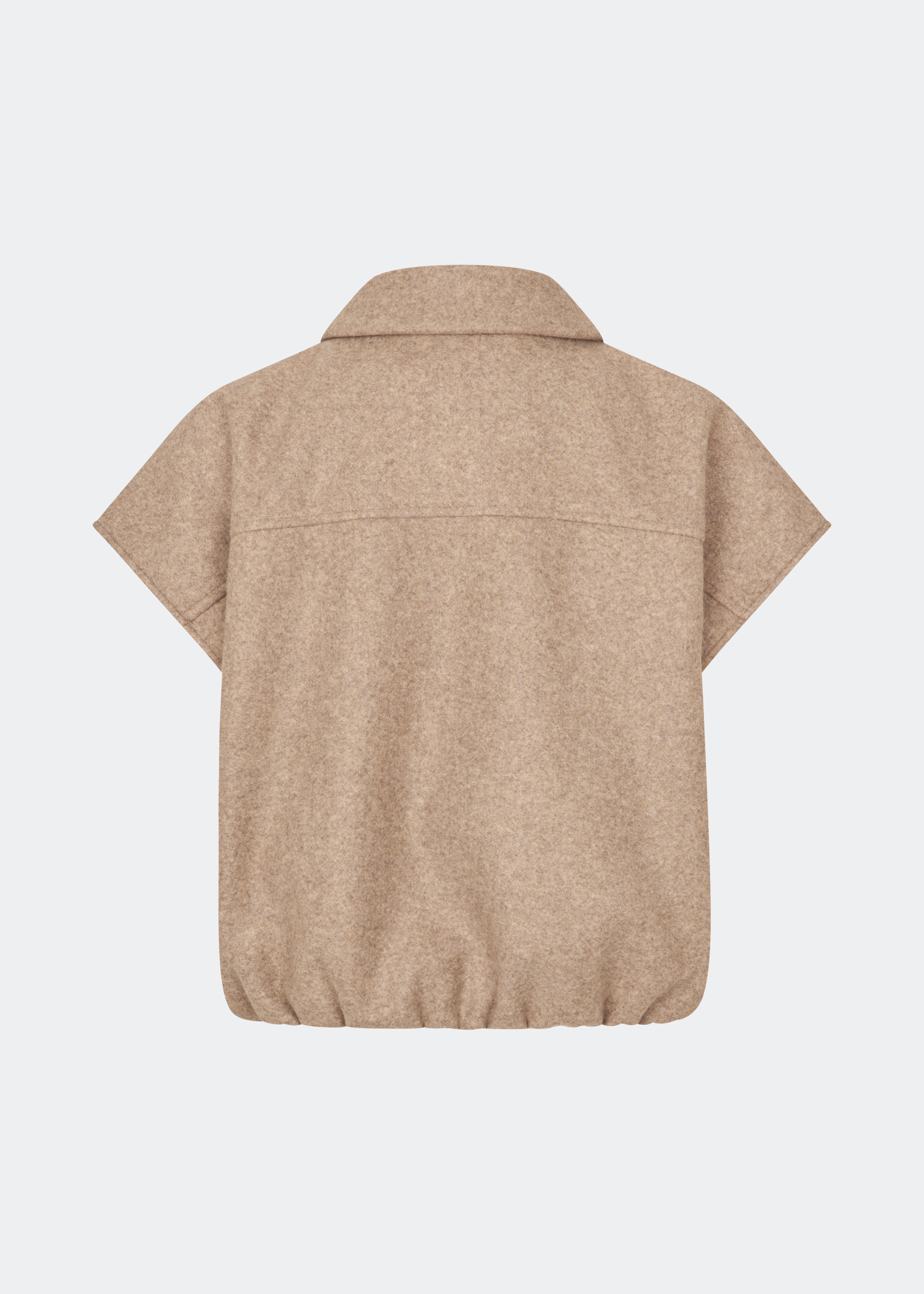 Kort uldvest med et moderne og afslappet udtryk. Cleamd vest har en boxy silhuet med korte, brede ærmer, klassisk krave og trykknaplukning foran. De diskrete stiklommer og den elastiske kant forneden giver et blødt, afrundet fald og en komfortabel pasform. Perfekt som et let lag over strik, skjorter eller kjoler i overgangssæsonerne.