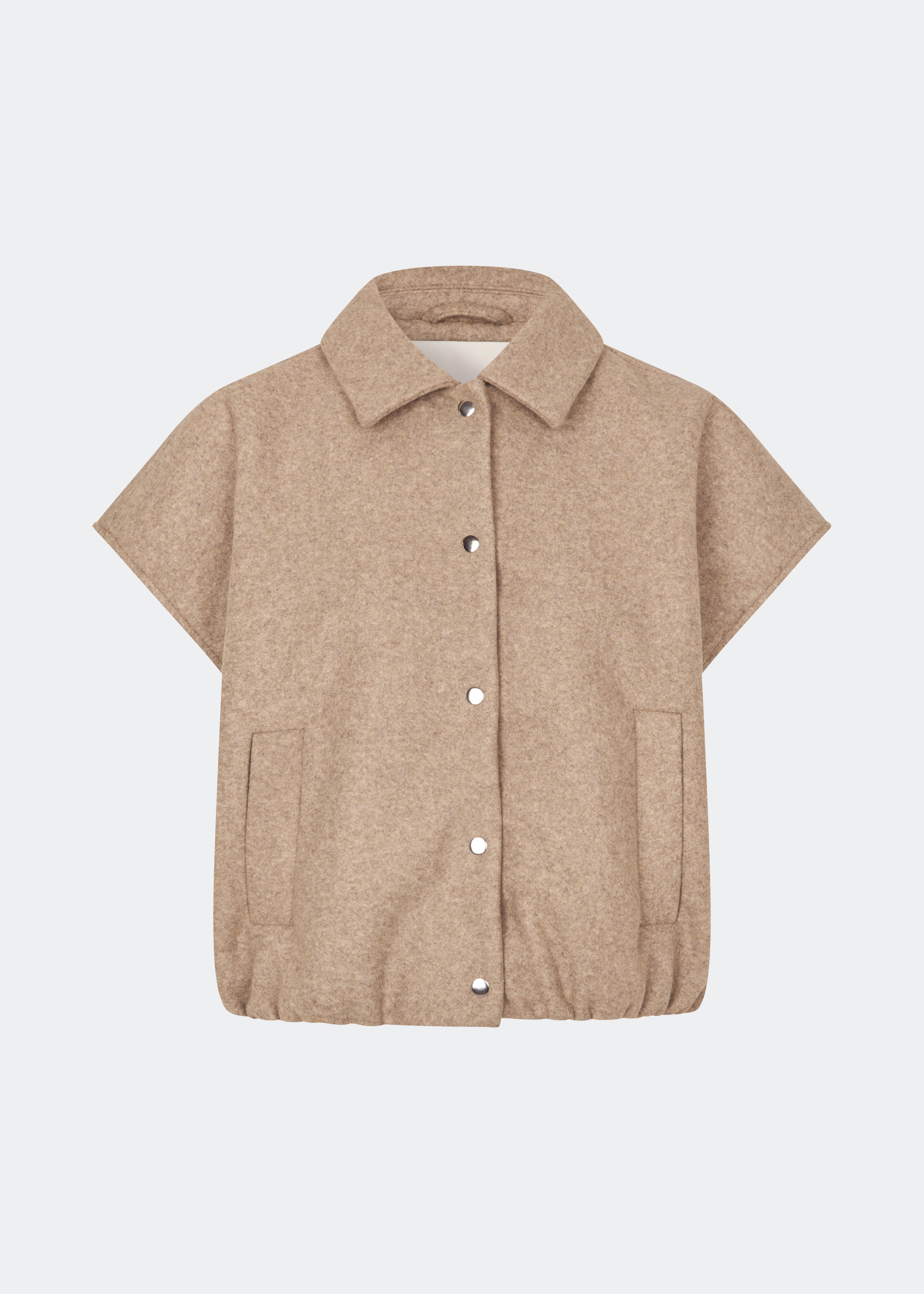 Kort uldvest med et moderne og afslappet udtryk. Cleamd vest har en boxy silhuet med korte, brede ærmer, klassisk krave og trykknaplukning foran. De diskrete stiklommer og den elastiske kant forneden giver et blødt, afrundet fald og en komfortabel pasform. Perfekt som et let lag over strik, skjorter eller kjoler i overgangssæsonerne.