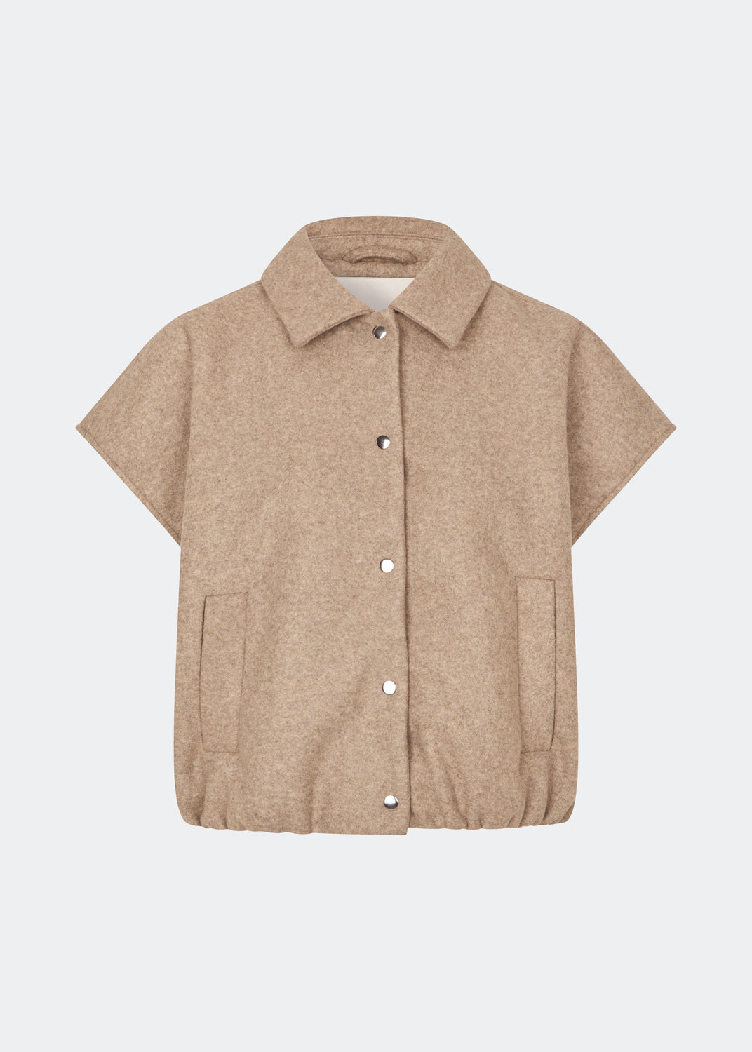 Kort uldvest med et moderne og afslappet udtryk. Cleamd vest har en boxy silhuet med korte, brede ærmer, klassisk krave og trykknaplukning foran. De diskrete stiklommer og den elastiske kant forneden giver et blødt, afrundet fald og en komfortabel pasform. Perfekt som et let lag over strik, skjorter eller kjoler i overgangssæsonerne.