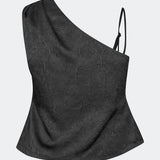 Asymmetrisk top med et moderne og elegant udtryk. Clemensmd top er designet i en struktureret kvalitet med en diskret crinkle-effekt, der tilfører dybde og karakter. Toppen har en one-shoulder silhuet med en justerbar smal skulderstrop på den ene side og en let figursyet pasform, der falder flot om kroppen. Et stilrent statement-piece, der er perfekt til både festlige anledninger og elegante aftenlooks.