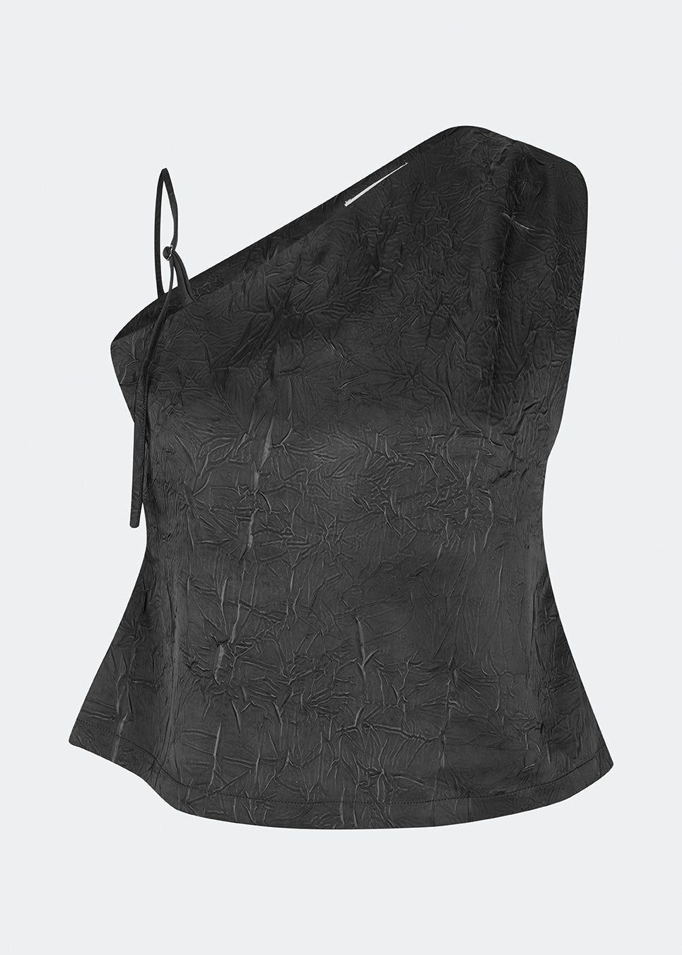 Asymmetrisk top med et moderne og elegant udtryk. Clemensmd top er designet i en struktureret kvalitet med en diskret crinkle-effekt, der tilfører dybde og karakter. Toppen har en one-shoulder silhuet med en justerbar smal skulderstrop på den ene side og en let figursyet pasform, der falder flot om kroppen. Et stilrent statement-piece, der er perfekt til både festlige anledninger og elegante aftenlooks.