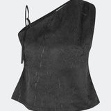 Asymmetrisk top med et moderne og elegant udtryk. Clemensmd top er designet i en struktureret kvalitet med en diskret crinkle-effekt, der tilfører dybde og karakter. Toppen har en one-shoulder silhuet med en justerbar smal skulderstrop på den ene side og en let figursyet pasform, der falder flot om kroppen. Et stilrent statement-piece, der er perfekt til både festlige anledninger og elegante aftenlooks.