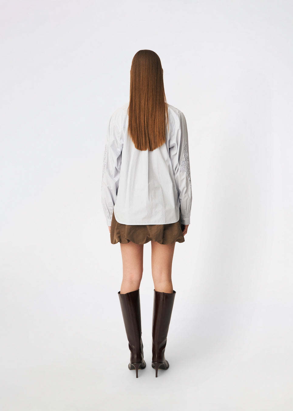 ColumbusMD Shirt er en skjorte med løs pasform og klassisk krave. Designet har gennemgående knaplukning, lange ærmer med manchetter og dekorative blomsterdetaljer langs ærmerne. Style den med jeans eller et par klassiske bukser til et enkelt hverdagslook. Modellen er 175 cm høj og bruger størrelse S/36.
