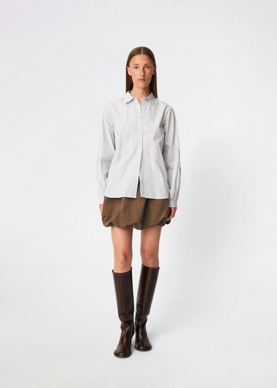 ColumbusMD Shirt er en skjorte med løs pasform og klassisk krave. Designet har gennemgående knaplukning, lange ærmer med manchetter og dekorative blomsterdetaljer langs ærmerne. Style den med jeans eller et par klassiske bukser til et enkelt hverdagslook. Modellen er 175 cm høj og bruger størrelse S/36.