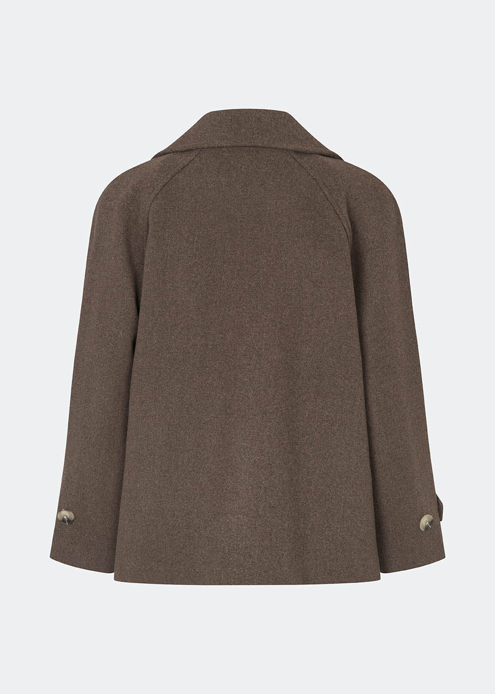Kort dobbeltradet jakke i uldblanding. Brede revers og et bindebælte definerer formen, mens klaplommer afslutter fronten. Style den med bæltet lukket og jeans med lige ben eller åben over en flagrende kjole. Modellen er 175 cm høj og bruger størrelse S/36.