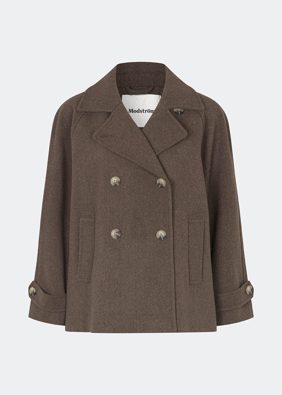 Kort dobbeltradet jakke i uldblanding. Brede revers og et bindebælte definerer formen, mens klaplommer afslutter fronten. Style den med bæltet lukket og jeans med lige ben eller åben over en flagrende kjole. Modellen er 175 cm høj og bruger størrelse S/36.