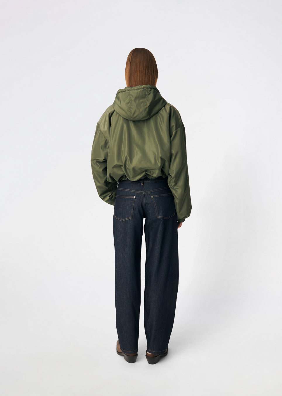 ConnieMD Jacket er en kort jakke med løs pasform og hætte. Jakken har lynlåslukning foran, store lommer med klap og lange, voluminøse ærmer med elastik ved håndleddene. Modellen er 175 cm høj og bruger størrelse S/36.