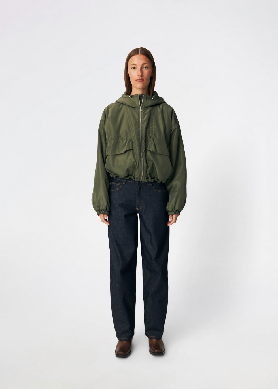 ConnieMD Jacket er en kort jakke med løs pasform og hætte. Jakken har lynlåslukning foran, store lommer med klap og lange, voluminøse ærmer med elastik ved håndleddene. Modellen er 175 cm høj og bruger størrelse S/36.