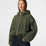 ConnieMD Jacket er en kort jakke med løs pasform og hætte. Jakken har lynlåslukning foran, store lommer med klap og lange, voluminøse ærmer med elastik ved håndleddene. Modellen er 175 cm høj og bruger størrelse S/36.