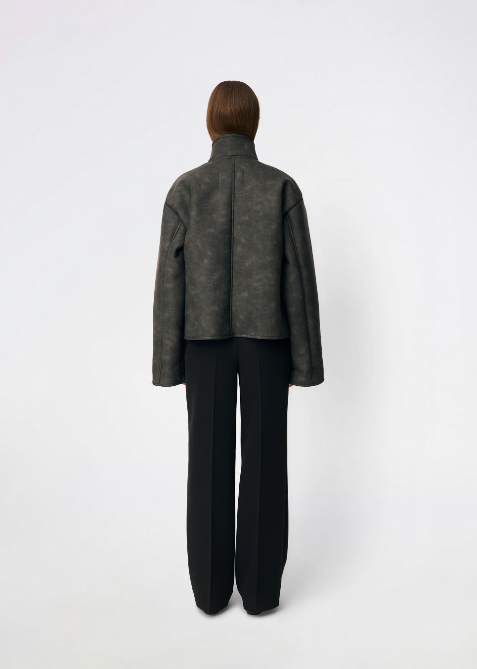 Kort jakke i imiteret rulam med et moderne og tidløst udtryk. Coralinemd jacket har en afslappet silhuet med høj ståkrave, knaplukning foran og dekorative syningsdetaljer, der fremhæver det klassiske design. De bløde teddykanter ved ærmerne tilfører varme og kontrast, mens den let oversized pasform gør jakken ideel til lag-på-lag styling gennem de kolde måneder.