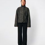 Kort jakke i imiteret rulam med et moderne og tidløst udtryk. Coralinemd jacket har en afslappet silhuet med høj ståkrave, knaplukning foran og dekorative syningsdetaljer, der fremhæver det klassiske design. De bløde teddykanter ved ærmerne tilfører varme og kontrast, mens den let oversized pasform gør jakken ideel til lag-på-lag styling gennem de kolde måneder.
