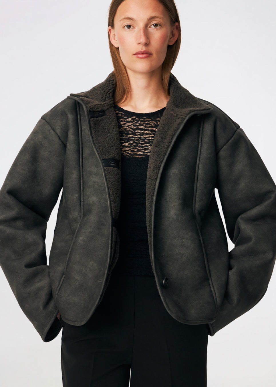 Kort jakke i imiteret rulam med et moderne og tidløst udtryk. Coralinemd jacket har en afslappet silhuet med høj ståkrave, knaplukning foran og dekorative syningsdetaljer, der fremhæver det klassiske design. De bløde teddykanter ved ærmerne tilfører varme og kontrast, mens den let oversized pasform gør jakken ideel til lag-på-lag styling gennem de kolde måneder.