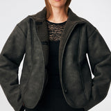 Kort jakke i imiteret rulam med et moderne og tidløst udtryk. Coralinemd jacket har en afslappet silhuet med høj ståkrave, knaplukning foran og dekorative syningsdetaljer, der fremhæver det klassiske design. De bløde teddykanter ved ærmerne tilfører varme og kontrast, mens den let oversized pasform gør jakken ideel til lag-på-lag styling gennem de kolde måneder.