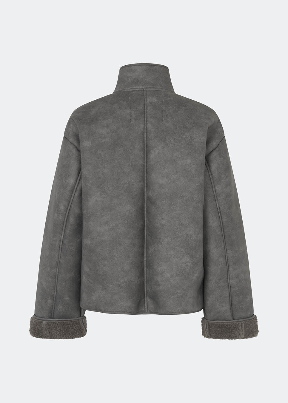 Kort jakke i imiteret rulam med et moderne og tidløst udtryk. Coralinemd jacket har en afslappet silhuet med høj ståkrave, knaplukning foran og dekorative syningsdetaljer, der fremhæver det klassiske design. De bløde teddykanter ved ærmerne tilfører varme og kontrast, mens den let oversized pasform gør jakken ideel til lag-på-lag styling gennem de kolde måneder.
