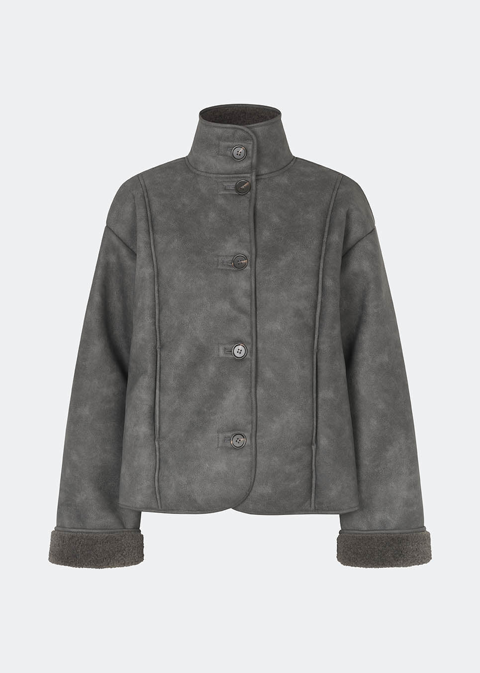 Kort jakke i imiteret rulam med et moderne og tidløst udtryk. Coralinemd jacket har en afslappet silhuet med høj ståkrave, knaplukning foran og dekorative syningsdetaljer, der fremhæver det klassiske design. De bløde teddykanter ved ærmerne tilfører varme og kontrast, mens den let oversized pasform gør jakken ideel til lag-på-lag styling gennem de kolde måneder.