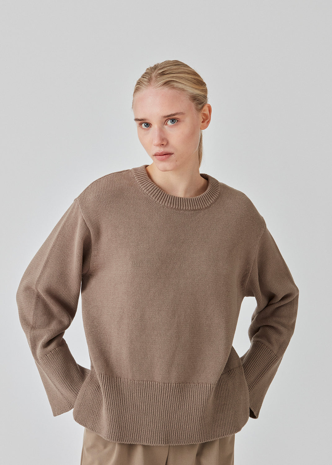 Finstrikket, oversized trøje i bomuldsstrik i den populære farve: Spring Stone. CorbinMD o-neck har en ribstrikket rund hals, lange brede ærmer og brede ribkanter ved ærmer og forneden.