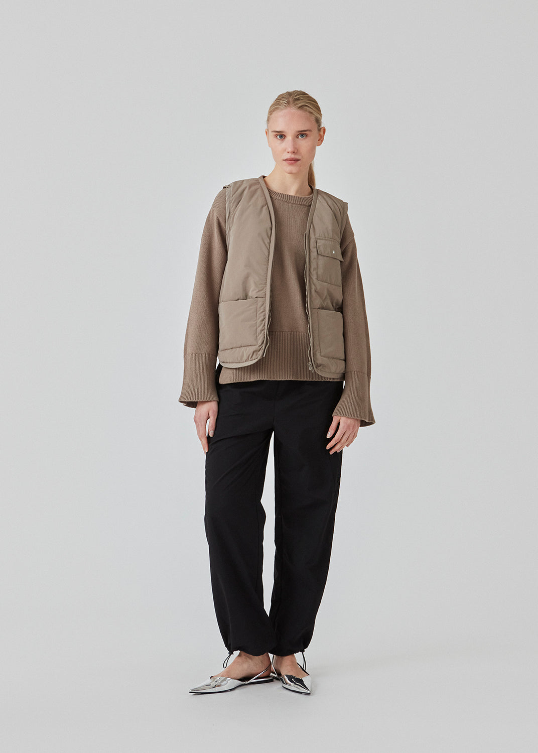 Finstrikket, oversized trøje i bomuldsstrik i den populære farve: Spring Stone. CorbinMD o-neck har en ribstrikket rund hals, lange brede ærmer og brede ribkanter ved ærmer og forneden.