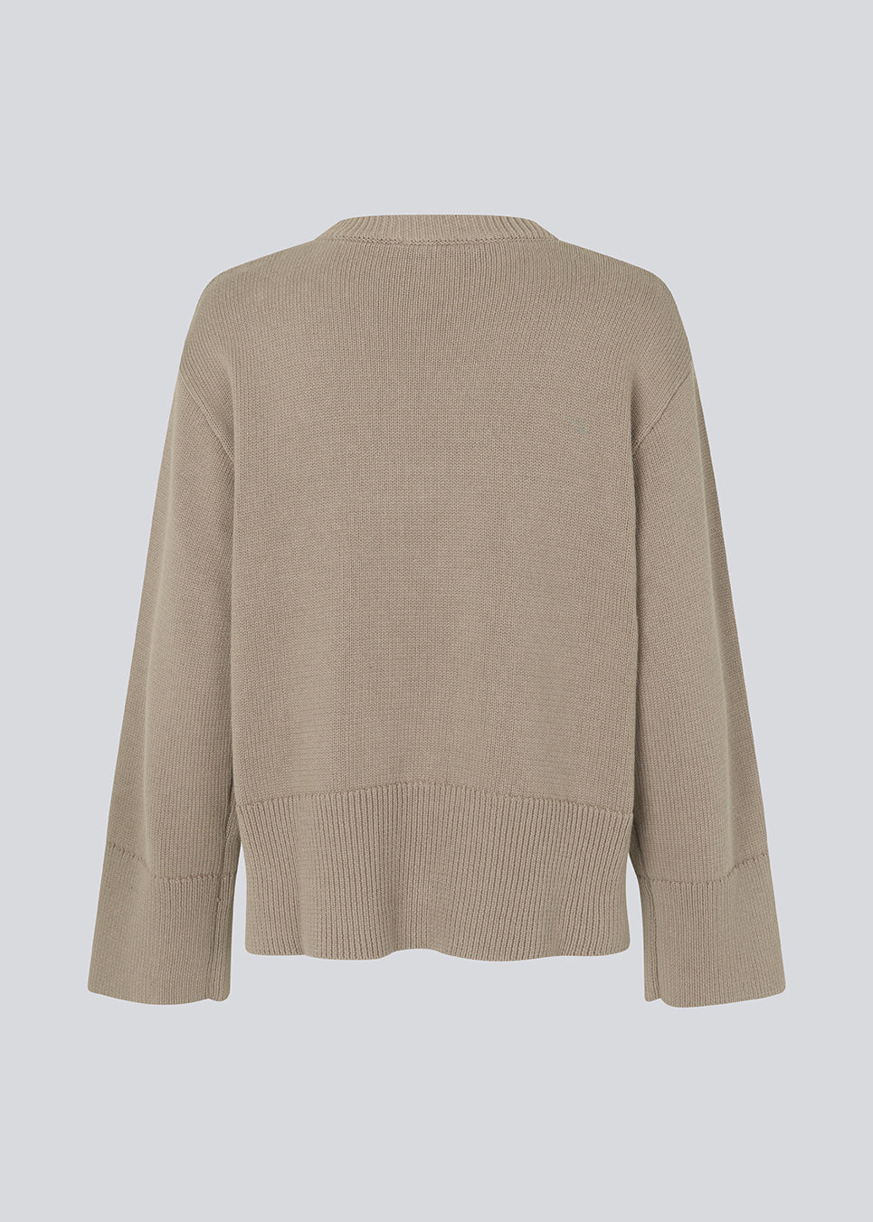 Finstrikket, oversized trøje i bomuldsstrik i den populære farve: Spring Stone. CorbinMD o-neck har en ribstrikket rund hals, lange brede ærmer og brede ribkanter ved ærmer og forneden.