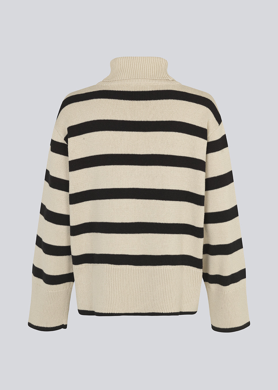 Finstrikket, oversized trøje i bomuldsstrik i beige med sorte striber. CorbinMD stripe t-neck har en ribstrikket rullekrave, lange brede ærmer og brede ribkanter ved ærmer og forneden.