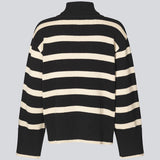 Finstrikket, oversized trøje i bomuldsstrik i sort med beige striber. CorbinMD stripe t-neck har en ribstrikket rullekrave, lange brede ærmer og brede ribkanter ved ærmer og forneden. Modellen er 177 cm og har en størrelse S/36 på.