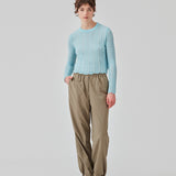 Strikket trøje i lyseblå med hulmønster i let kvalitet med uld. CordellMD short o-neck har en afslappet cropped pasform og lange ærmer med bølgede kanter. Modellen er 175 cm og har en størrelse S/36 på.
