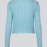 Strikket trøje i lyseblå med hulmønster i let kvalitet med uld. CordellMD short o-neck har en afslappet cropped pasform og lange ærmer med bølgede kanter. Modellen er 175 cm og har en størrelse S/36 på.