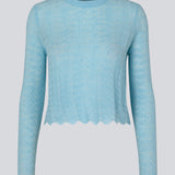 Strikket trøje i lyseblå med hulmønster i let kvalitet med uld. CordellMD short o-neck har en afslappet cropped pasform og lange ærmer med bølgede kanter. Modellen er 175 cm og har en størrelse S/36 på.
