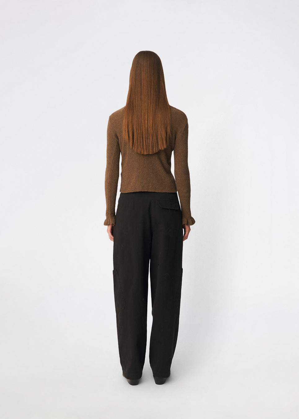 Feminin ribstrikket cardigan med elegante detaljer. Corneliamd cardigan er designet i en tætsiddende silhuet med klassisk krave, gennemgående knaplukning og fine flæsekantdetaljer ved manchetterne. 