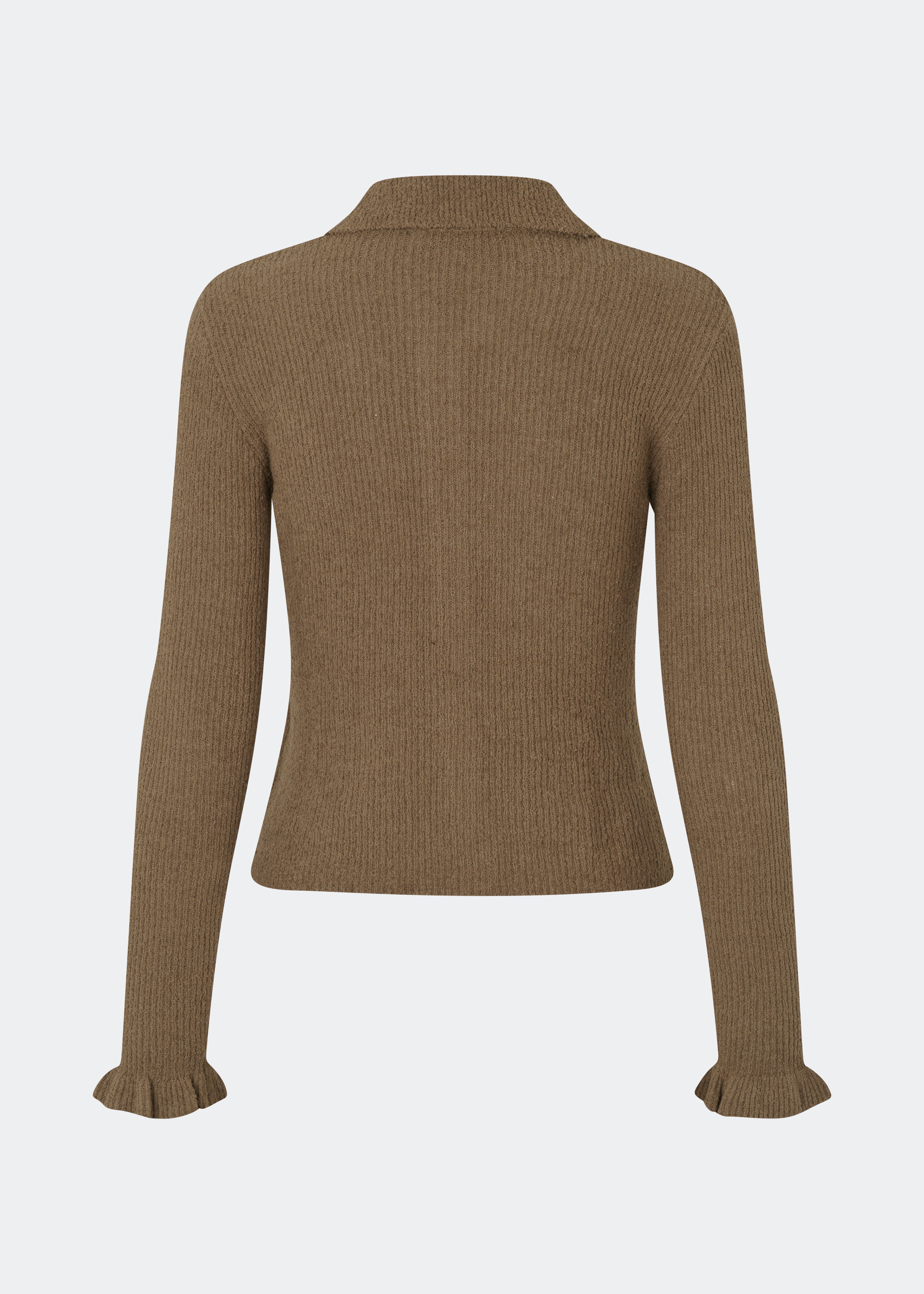 Feminin ribstrikket cardigan med elegante detaljer. Corneliamd cardigan er designet i en tætsiddende silhuet med klassisk krave, gennemgående knaplukning og fine flæsekantdetaljer ved manchetterne. 