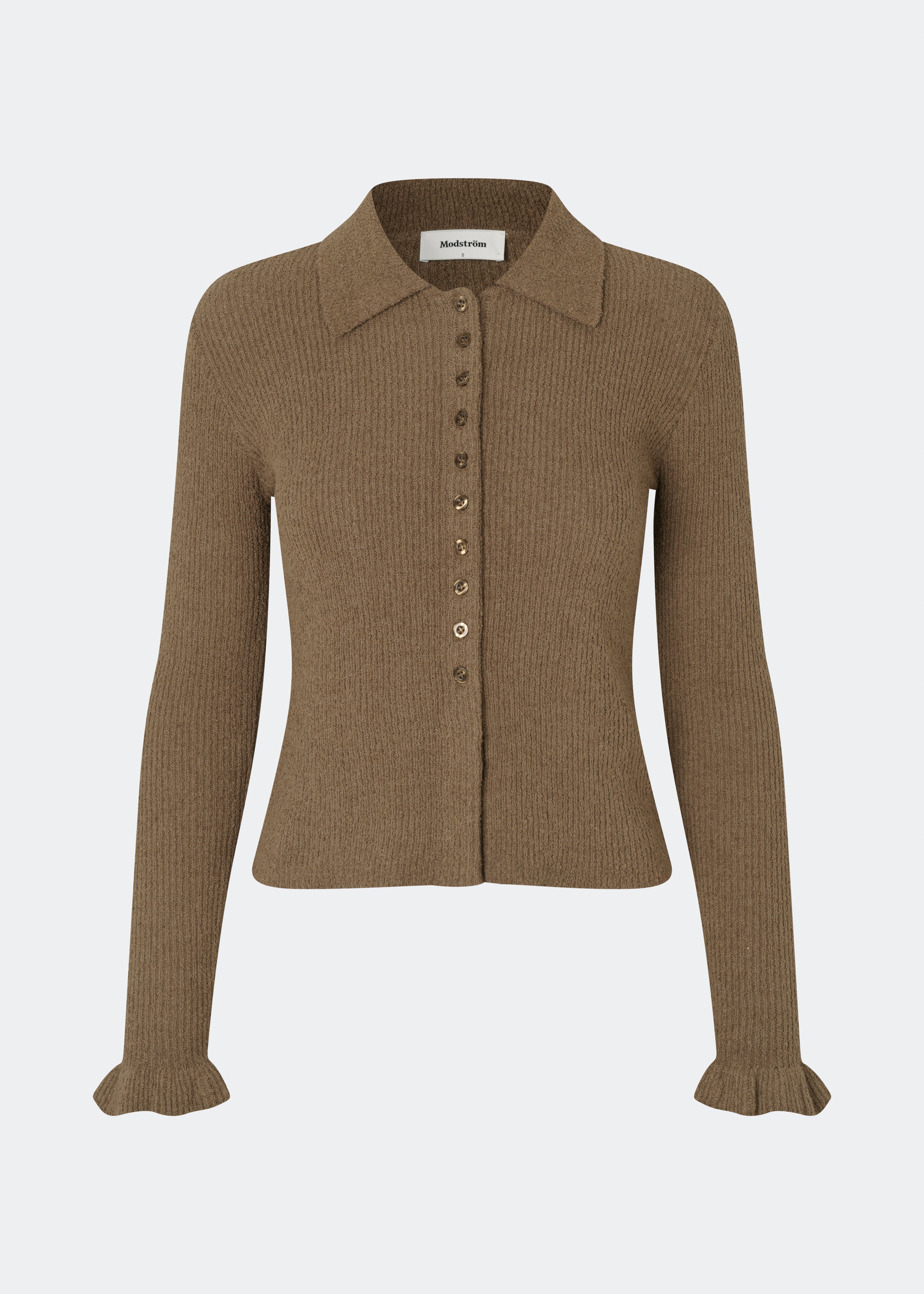 Feminin ribstrikket cardigan med elegante detaljer. Corneliamd cardigan er designet i en tætsiddende silhuet med klassisk krave, gennemgående knaplukning og fine flæsekantdetaljer ved manchetterne. 
