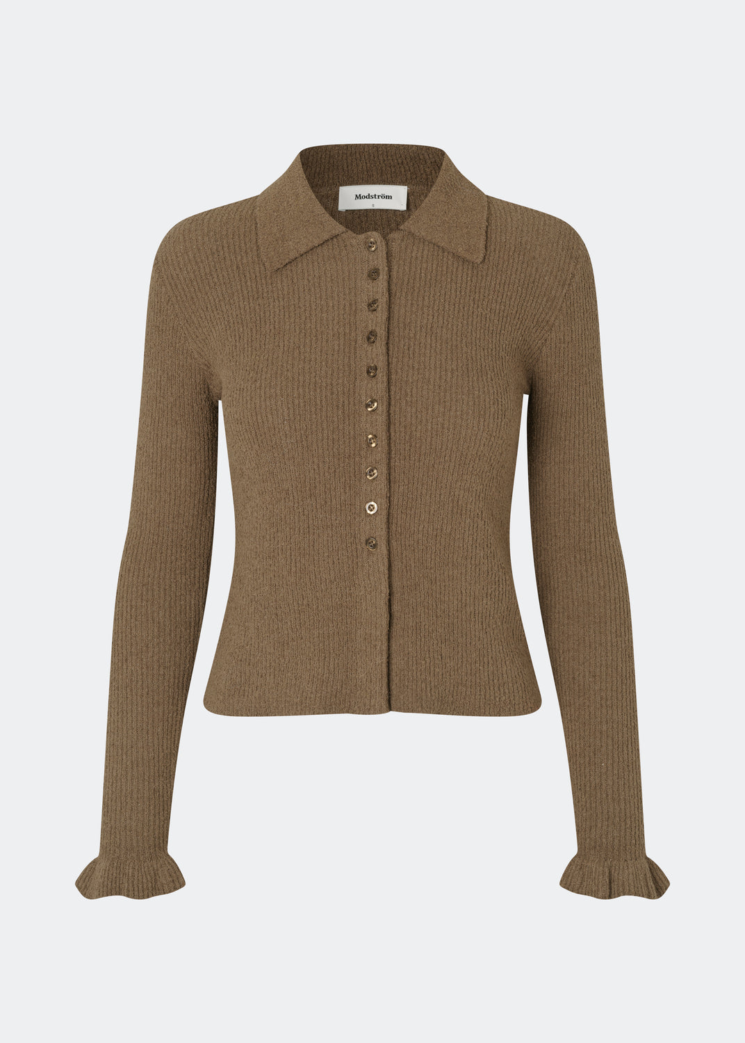Feminin ribstrikket cardigan med elegante detaljer. Corneliamd cardigan er designet i en tætsiddende silhuet med klassisk krave, gennemgående knaplukning og fine flæsekantdetaljer ved manchetterne. 