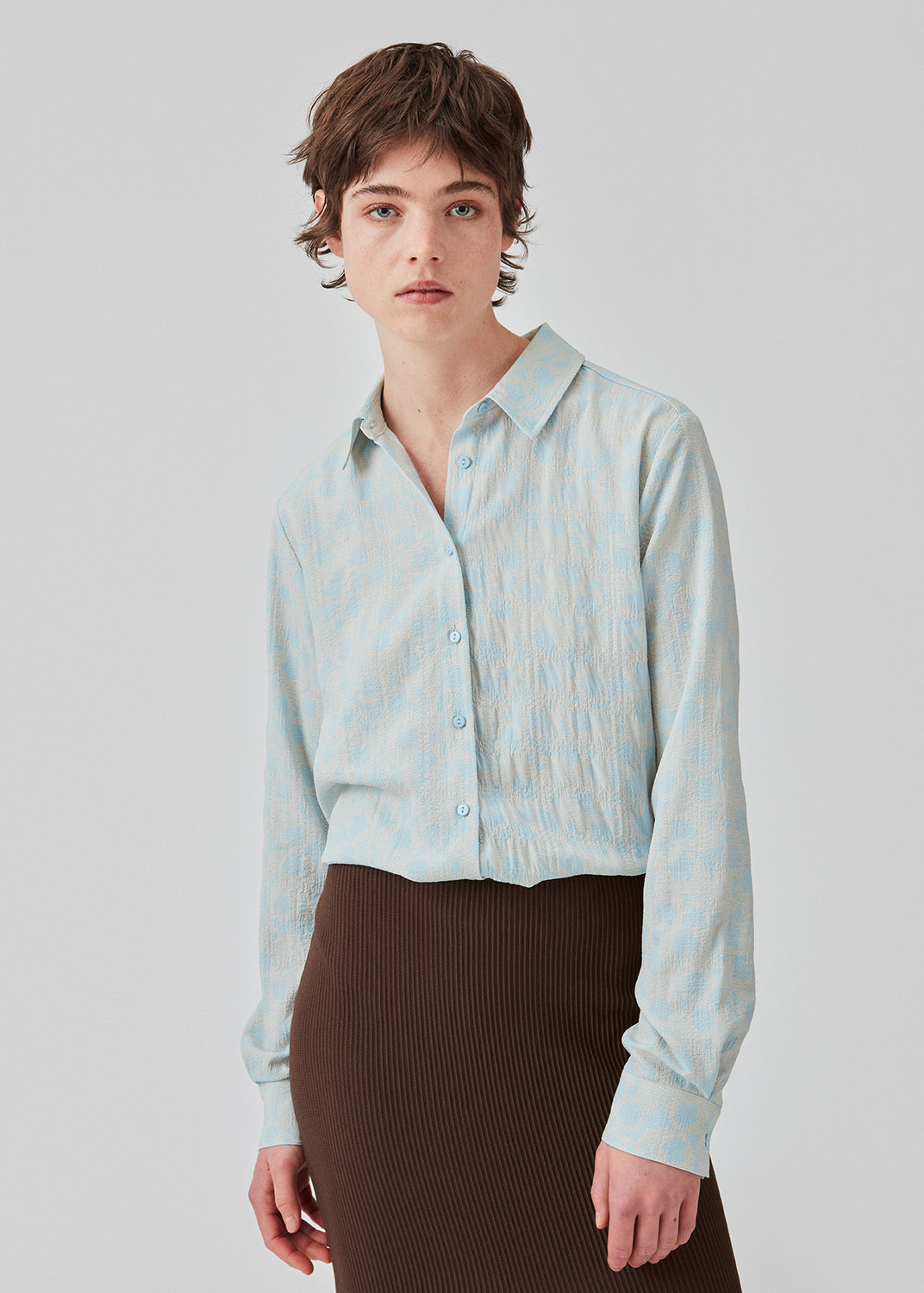 CupidMD print shirt i lyseblå er en skjorte af genanvendt polyester. Det er en afslappet skjorte med fint blomsterprint.  Modellen er 177 cm og har en størrelse S/36 på.
