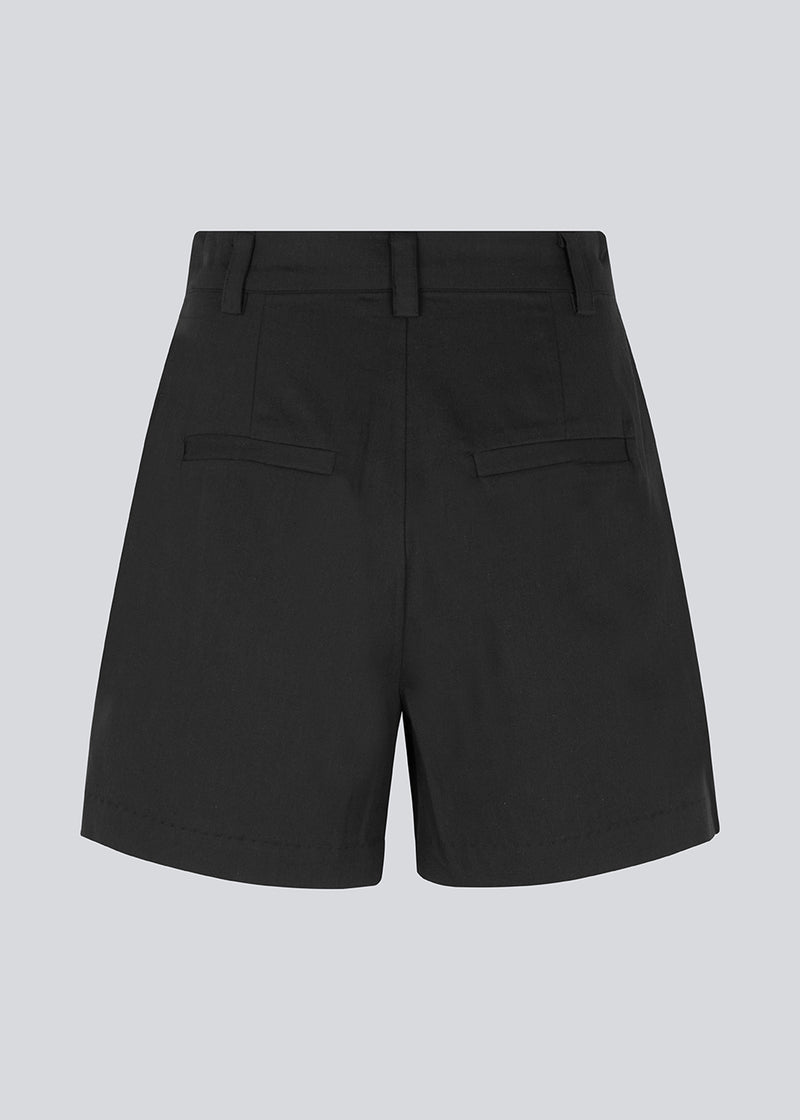 Bomuldsshorts i sort med brede ben. CydneyMD shorts har et skræddersyet udtryk med plisseringer foran og paspolerede lommer bagpå.