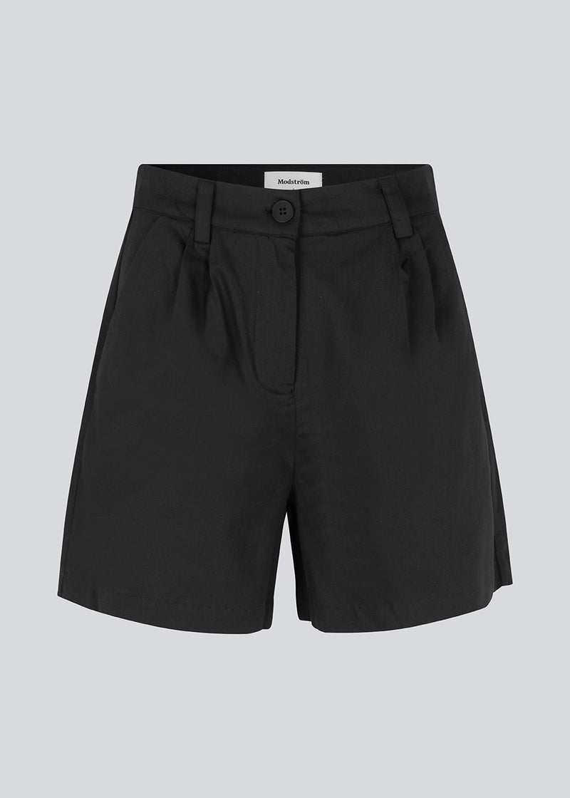 Bomuldsshorts i sort med brede ben. CydneyMD shorts har et skræddersyet udtryk med plisseringer foran og paspolerede lommer bagpå.