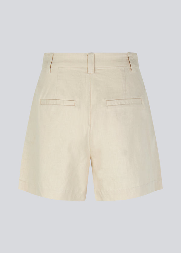 Bomuldsshorts med brede ben. CydneyMD shorts har et skræddersyet udtryk med plisseringer foran og paspolerede lommer bagpå.