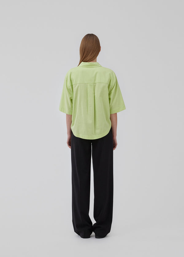 Kort, oversized skjorte i lys grøn i bomuld. CydneyMD ss shirt har krave, knaplukning fortil og afrundede kanter forneden. Lav skuldersøm og korte ærmer. Modellen er 175 cm og har en størrelse S/36 på.