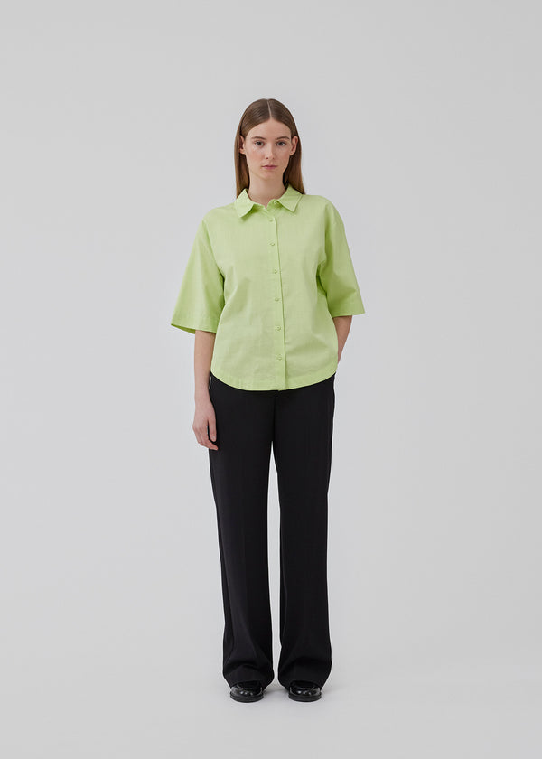 Kort, oversized skjorte i lys grøn i bomuld. CydneyMD ss shirt har krave, knaplukning fortil og afrundede kanter forneden. Lav skuldersøm og korte ærmer. Modellen er 175 cm og har en størrelse S/36 på.
