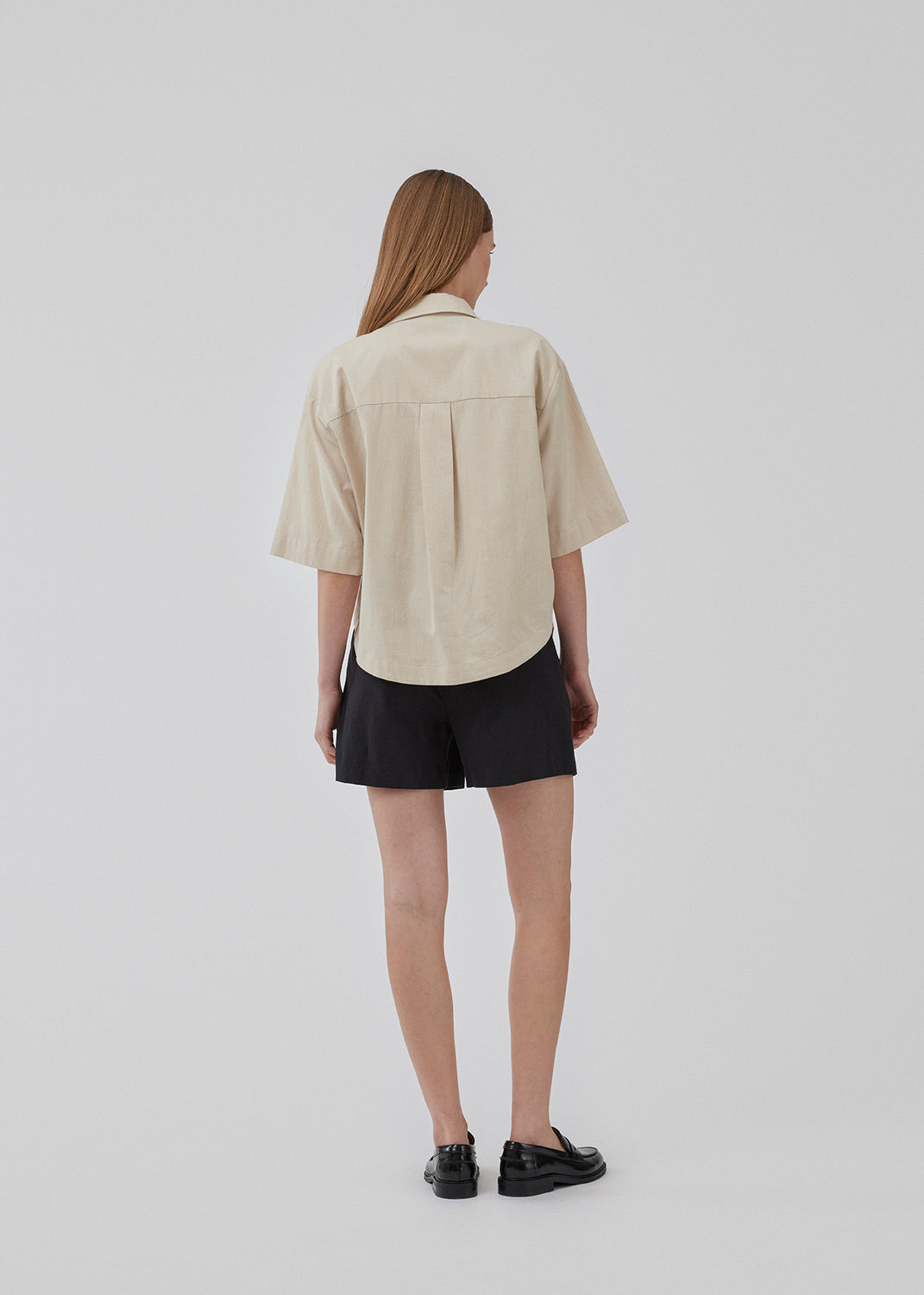 Kort, oversized skjorte i beige i bomuld. CydneyMD ss shirt har krave, knaplukning fortil og afrundede kanter forneden. Lav skuldersøm og korte ærmer. Modellen er 175 cm og har en størrelse S/36 på.